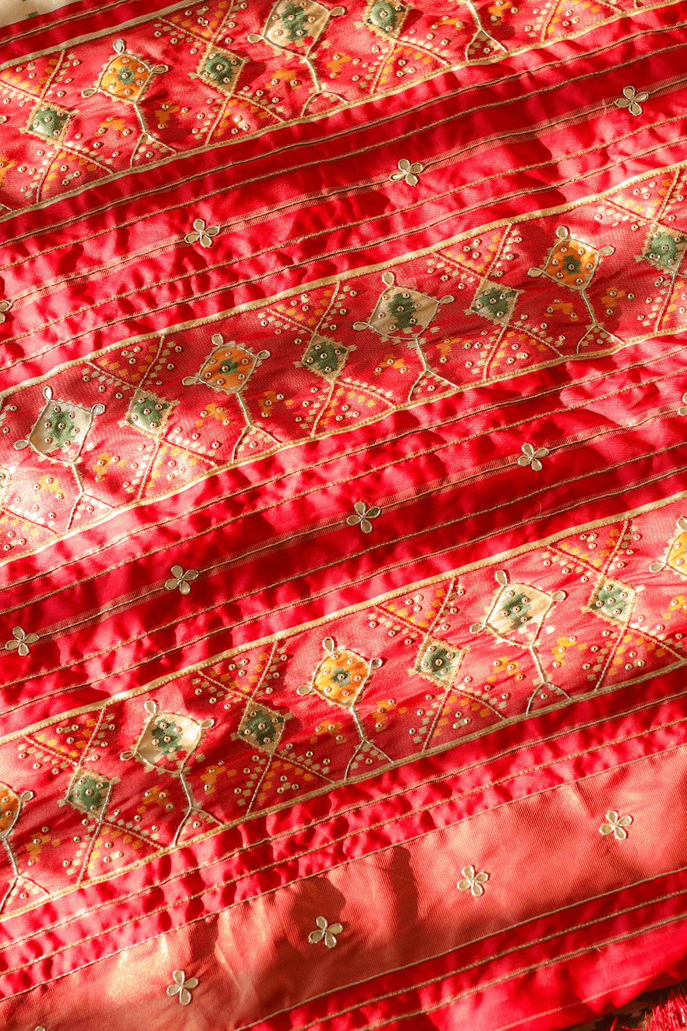 Gaja Gamini (Red & White Patola)